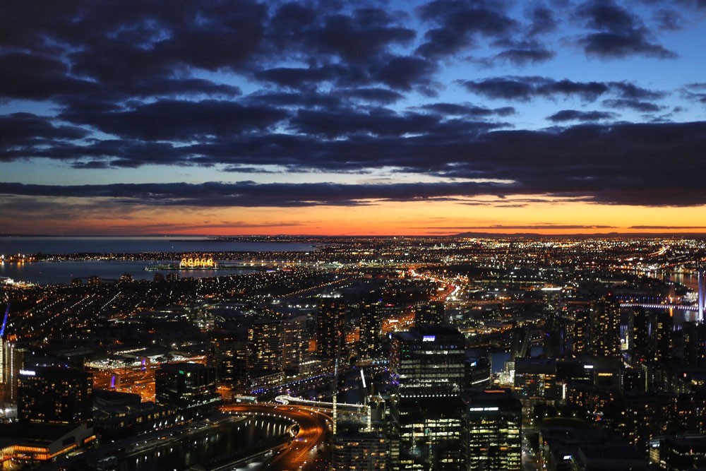 Ciudad de Melbourne de noche con iluminación de todos los edificios